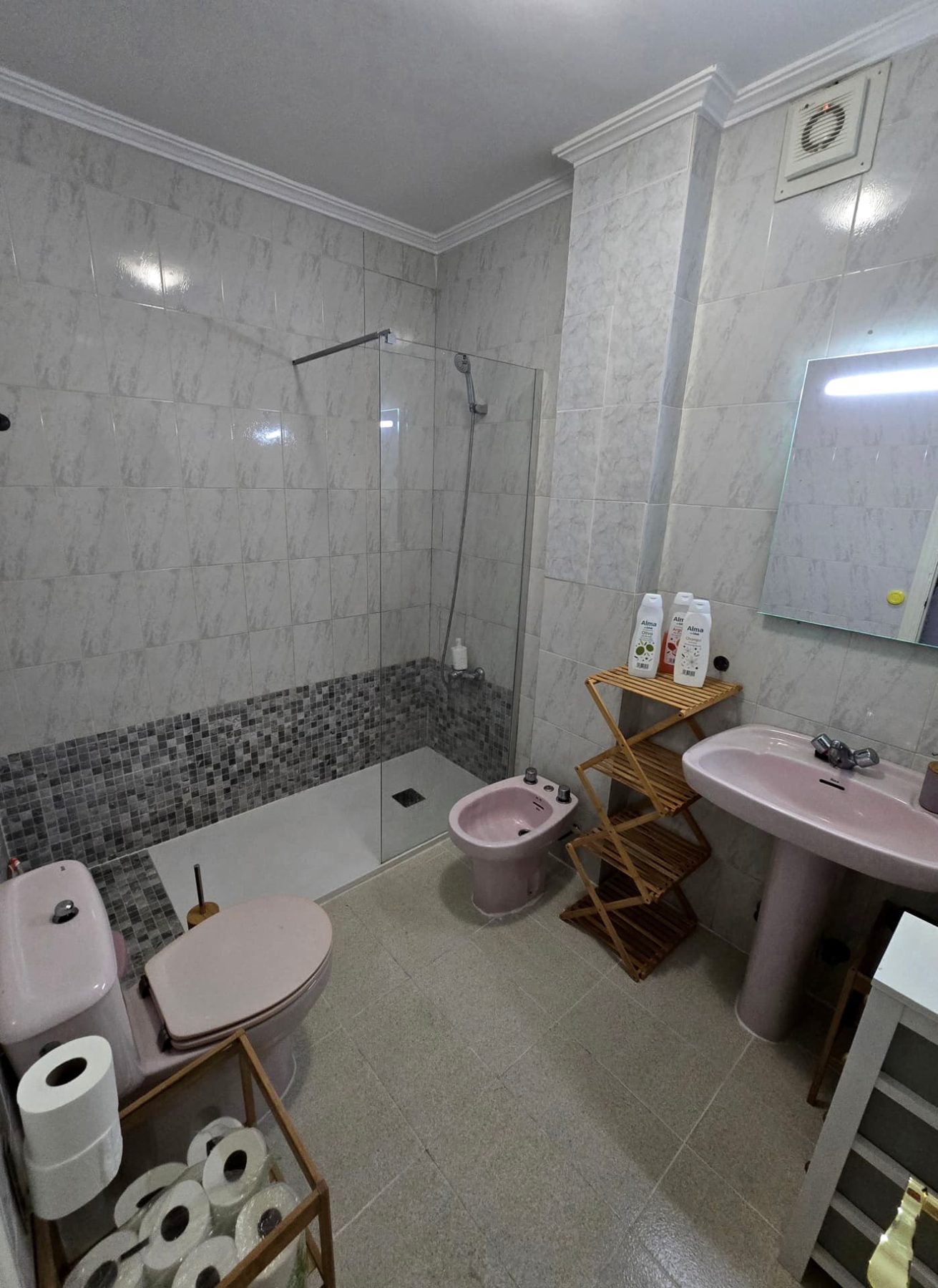 Kúpeľňa apartmánu s presklenou sprchou