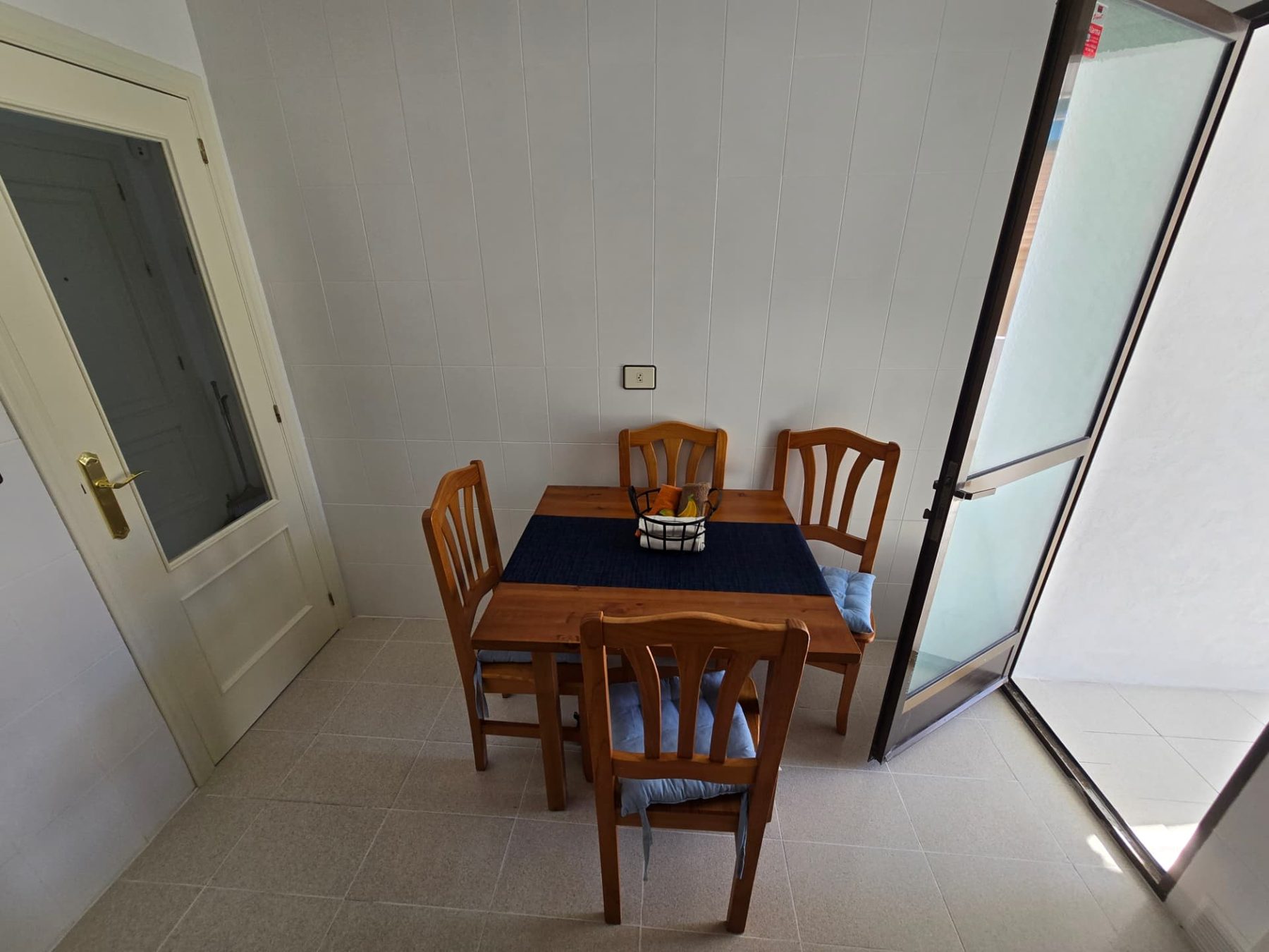 Jedálenský stôl so štyrmi stoličkami